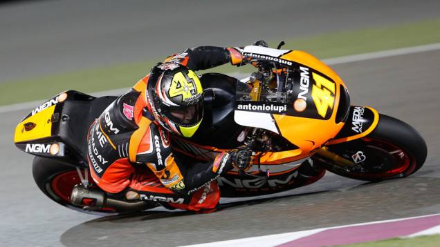 Galeria de Quatro Rodas da MotoGP - Catar (domingo) | <a href="https://quatrorodas.abril.com.br/moto/noticias/prova-disputada-marquez-segura-pressao-rossi-vence-catar-777551.shtml" rel="migration">Leia mais</a> Galeria de Quatro Rodas da MotoGP - Catar (domingo) | <a href="https://quatrorodas.abril.com.br/moto/noticias/prova-disputada-marquez-segura-pressao-rossi-vence-catar-777551.shtml" rel="migration">Leia mais</a>
