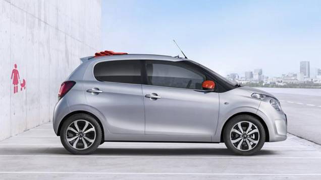 O carro é praticamente idêntico ao Peugeot 108, salvo pelo design da frente