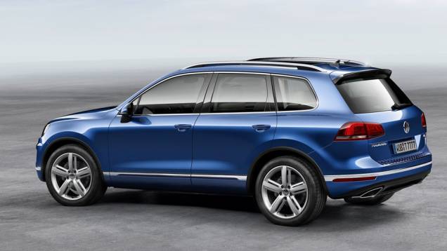 O Touareg segue a última atualização da identidade visual adotada pela VW em seus modelos. | <a href="https://quatrorodas.abril.com.br/noticias/saloes/pequim-2014/vw-reestiliza-touareg-780066.shtml" rel="migration">Leia mais</a> O Touareg segue a última atualização da identidade visual adotada pela VW em seus modelos. | <a href="https://quatrorodas.abril.com.br/noticias/saloes/pequim-2014/vw-reestiliza-touareg-780066.shtml" rel="migration">Leia mais</a>