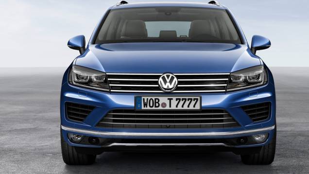 ...e sua grade frontal foi redesenhada. | <a href="https://quatrorodas.abril.com.br/noticias/saloes/pequim-2014/vw-reestiliza-touareg-780066.shtml" rel="migration">Leia mais</a>