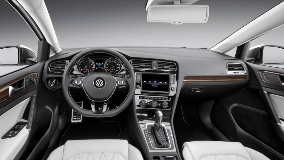 A parte interior recebeu detalhes de madeira nas portas, e preto brilhante no painel. | <a href="https://quatrorodas.abril.com.br/noticias/saloes/pequim-2014/vw-lanca-golf-edition-concept-pequim-780411.shtml" rel="migration">Leia mais</a>