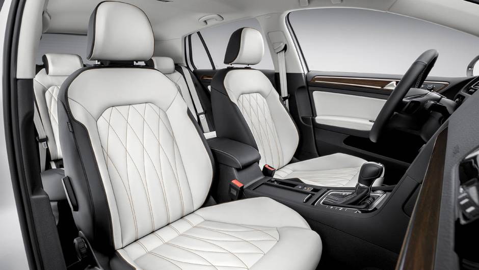 Os bancos esportivos s&atilde;o revestidos em couro de dois tons. | <a href="https://quatrorodas.abril.com.br/noticias/saloes/pequim-2014/vw-lanca-golf-edition-concept-pequim-780411.shtml" rel="migration">Leia mais</a>