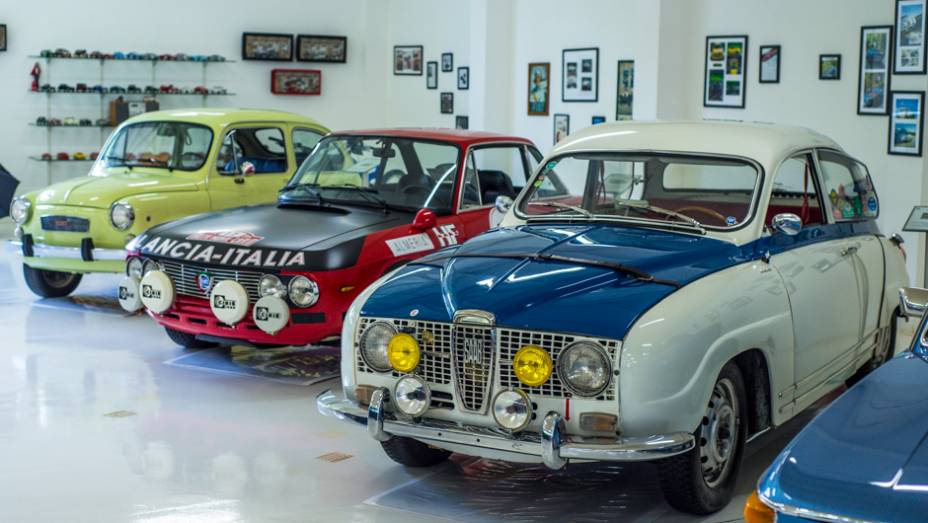 O Saab 96 (em primeiro plano) divide espaço com uma Lancia preparada para rali e um Fiat 600 | <a href="http://quatrorodas.abril.com.br/galerias/especiais/colecao-carros-antigos-parte-1-852734.shtml" target="_blank" rel="migration">Veja a parte 1</a> | <a href="http://quatror" rel="migration"></a>