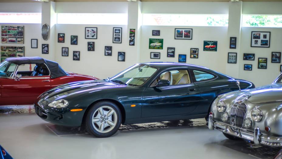 Apesar de não ser tão clássico quanto os outros carros da marca, o Jaguar XKR têm vários admiradores | <a href="http://quatrorodas.abril.com.br/galerias/especiais/colecao-carros-antigos-parte-1-852734.shtml" target="_blank" rel="migration">Veja a parte 1</a> | <a href="http:/" rel="migration"></a>