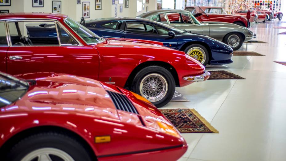 Duas Ferraris disputam espaço com uma dupla de Jaguar: XJ 220 e E-Type | <a href="http://quatrorodas.abril.com.br/galerias/especiais/colecao-carros-antigos-parte-1-852734.shtml" target="_blank" rel="migration">Veja a parte 1</a> | <a href="http://quatrorodas.abril.com.br/gale" rel="migration"></a>