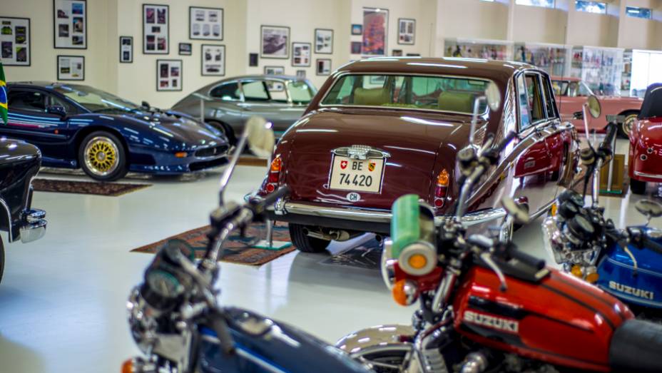Outro ângulo do belo Bentley, escoltado por outras raridades | <a href="http://quatrorodas.abril.com.br/galerias/especiais/colecao-carros-antigos-parte-1-852734.shtml" target="_blank" rel="migration">Veja a parte 1</a> | <a href="http://quatrorodas.abril.com.br/galerias/espec" rel="migration"></a>