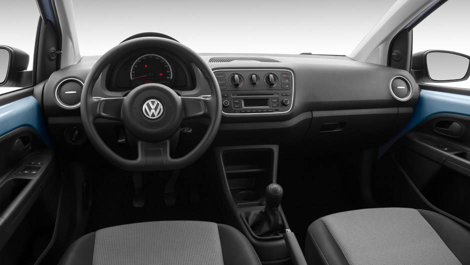 Apesar da simplicidade, o interior agrada pelo projeto moderno e a profus&atilde;o de porta-objetos; o acesso ao banco de tr&aacute;s &eacute; regular | <a href="https://quatrorodas.abril.com.br/noticias/fabricantes/vw-up-ganha-versao-duas-portas-cambio-i-motion-780612.shtml" rel="migration"></a>