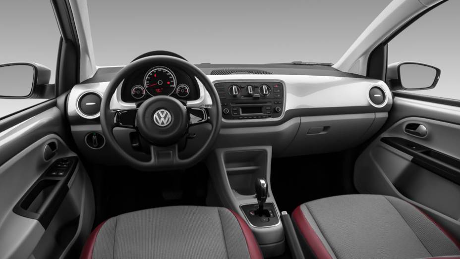 O acabamento mais refinado inclui revestimento dos bancos em dois tons e painel com apliques na mesma cor da carroceria | <a href="https://quatrorodas.abril.com.br/noticias/fabricantes/vw-up-ganha-versao-duas-portas-cambio-i-motion-780612.shtml" rel="migration"></a>