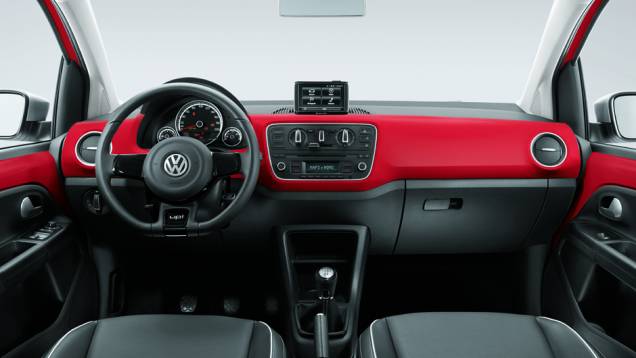 Nenhuma alteração no interior, que segue o padrão de acabamento e cores de cada versão | <a href="https://quatrorodas.abril.com.br/carros/impressoes/volkswagen-up-tsi-890180.shtml" target="_blank" rel="migration">Leia mais</a>