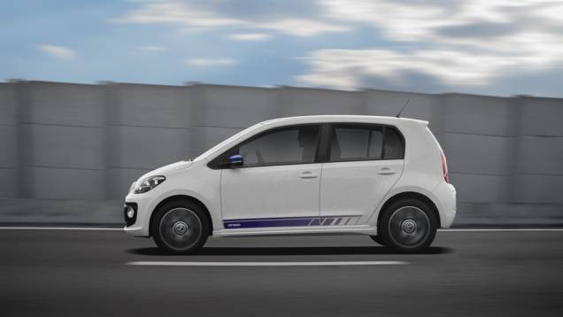 Como se espera de um esportivo, o Speed Up! traz faixas laterais e espelhos retrovisores pintados de azul | <a href="https://quatrorodas.abril.com.br/carros/impressoes/volkswagen-up-tsi-890180.shtml" target="_blank" rel="migration">Leia mais</a>