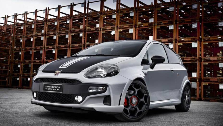 O Punto SuperSport usa um motor 1.4 MultiAir preparado para render 180 cv | <a href="https://quatrorodas.abril.com.br/saloes/genebra/2013/abarth-695-punto-supersport-734517.shtml" rel="migration">Leia mais</a>