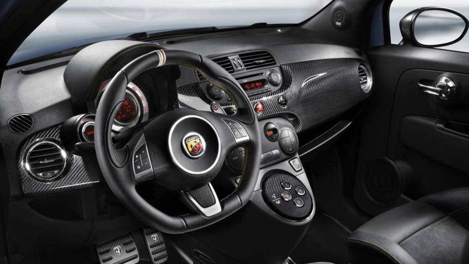 Todos os itens fazem parte da linha de equipamentos Fuori Serie | <a href="https://quatrorodas.abril.com.br/saloes/genebra/2013/abarth-695-punto-supersport-734517.shtml" rel="migration">Leia mais</a>