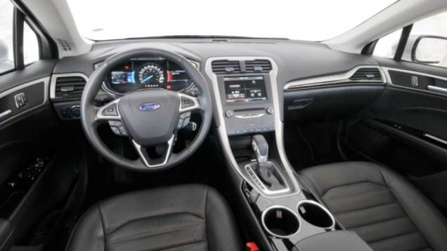 A cabine tem estilo moderno e clean, com todos os comandos ao alcance das mãos | <a href="https://quatrorodas.abril.com.br/carros/lancamentos/ford-fusion-2-5-flex-734482.shtml" rel="migration">Leia mais</a>