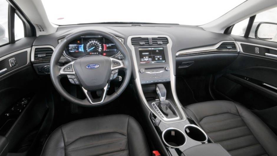 A cabine tem estilo moderno e clean, com todos os comandos ao alcance das m&atilde;os | <a href="https://quatrorodas.abril.com.br/carros/lancamentos/ford-fusion-2-5-flex-734482.shtml" rel="migration">Leia mais</a>