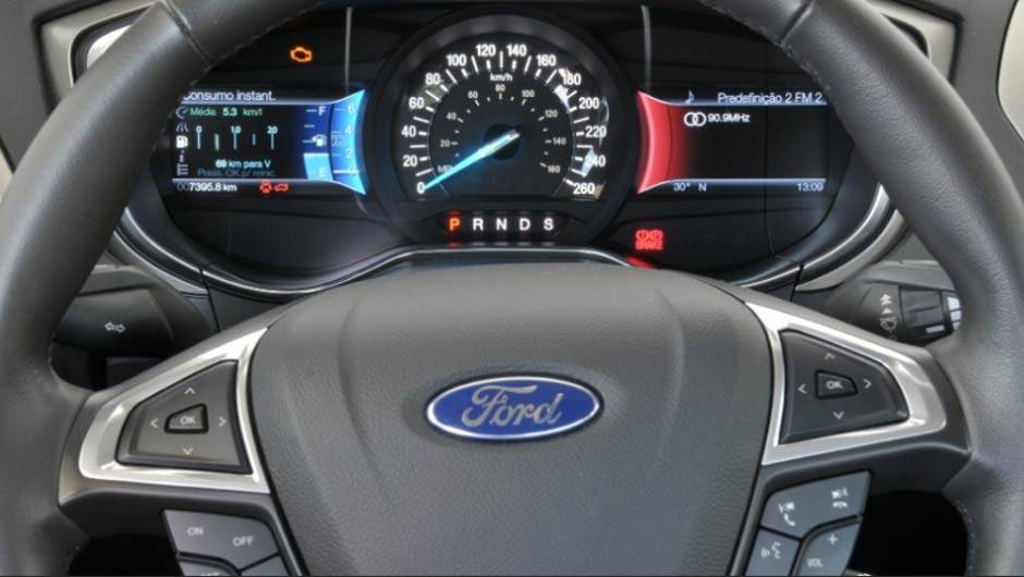 O painel tem veloc&iacute;metro e duas telas LCD que exibem todas as informa&ccedil;&otilde;es essenciais | <a href="https://quatrorodas.abril.com.br/carros/lancamentos/ford-fusion-2-5-flex-734482.shtml" rel="migration">Leia mais</a>