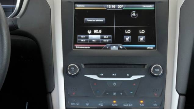 O sistema de som não traz a grife Sony, mas agrada mesmo assim | <a href="https://quatrorodas.abril.com.br/carros/lancamentos/ford-fusion-2-5-flex-734482.shtml" rel="migration">Leia mais</a> O sistema de som não traz a grife Sony, mas agrada mesmo assim | <a href="https://quatrorodas.abril.com.br/carros/lancamentos/ford-fusion-2-5-flex-734482.shtml" rel="migration">Leia mais</a>
