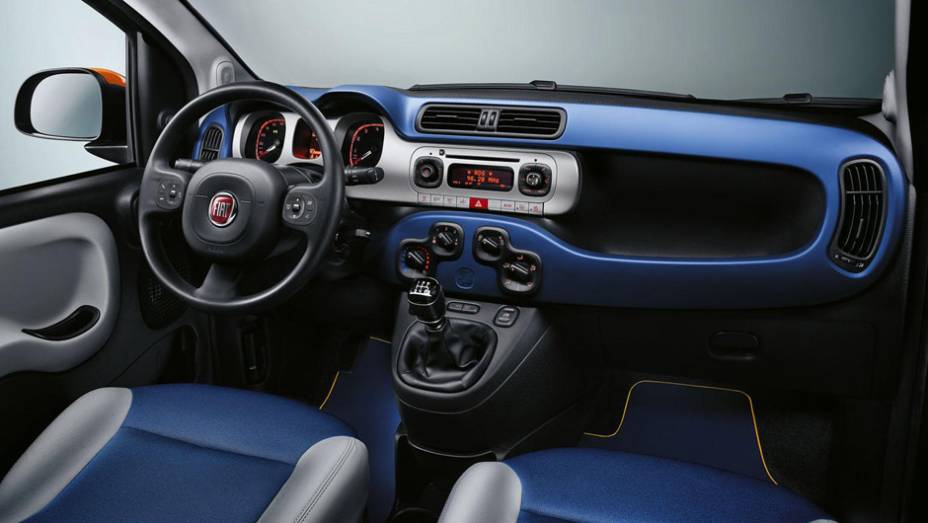 Interior é cheio de cores, com direito até a painel azulado | <a href="https://quatrorodas.abril.com.br/noticias/saloes/genebra-2015/fiat-lanca-panda-k-way-840842.shtml" rel="migration">Leia mais</a>