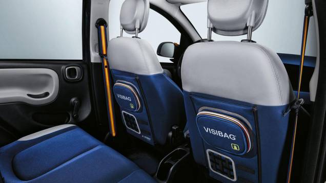 Atrás dos bancos dianteiros ficam dois coletes sinalizadores chamados de Visibag | <a href="https://quatrorodas.abril.com.br/noticias/saloes/genebra-2015/fiat-lanca-panda-k-way-840842.shtml" rel="migration">Leia mais</a> Atrás dos bancos dianteiros ficam dois coletes sinalizadores chamados de Visibag | <a href="https://quatrorodas.abril.com.br/noticias/saloes/genebra-2015/fiat-lanca-panda-k-way-840842.shtml" rel="migration">Leia mais</a>