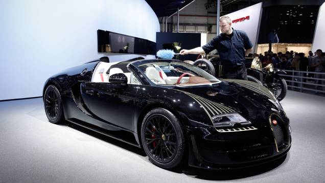 Bugatti Veyron Grand Sport Vitesse Black Bess | <a href="https://quatrorodas.abril.com.br/noticias/saloes/pequim-2014/bugatti-lanca-veyron-grand-sport-vitesse-black-bess-779340.shtml" rel="migration">Leia mais</a>