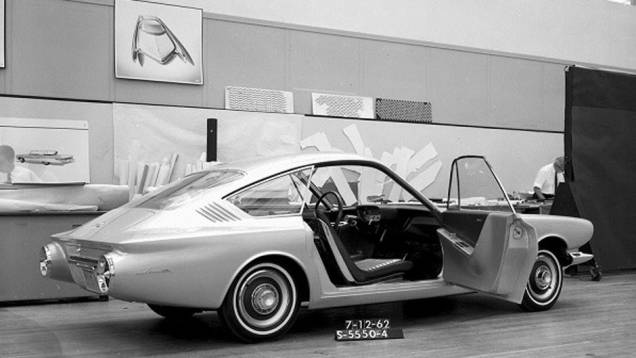 Antes de ser lançado, o Mustang foi antecedido pelo Avanti, um dos primeiros estudos de esportivo compacto com quatro lugares mostrado pela Ford; seu teto fastback foi incorporado ao design do pony car Antes de ser lançado, o Mustang foi antecedido pelo Avanti, um dos primeiros estudos de esportivo compacto com quatro lugares mostrado pela Ford; seu teto fastback foi incorporado ao design do pony car