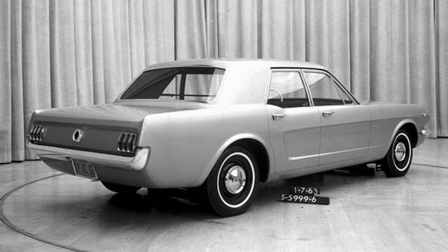 Enquanto os defensores dos esportivos queriam um Mustang cupê, uma ala da Ford sugeriu uma versão com quatro portas para capitalizar o projeto; ainda bem que ele não vingou...