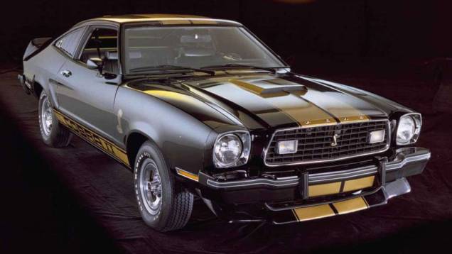 O pai do Mustang, Lee Iacocca, assumiu a presidência da Ford em meados dos anos 70; uma de suas primeiras providências foi pedir um Mustang menor e mais econômico, e foi o que a Ford fez em 1974