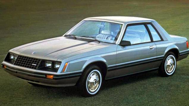 Uma revolução estética aconteceu em 1979: a frente ganhou quatro faróis retangulares e o carro perdeu parte de sua veia esportiva, priorizando mais o conforto Uma revolução estética aconteceu em 1979: a frente ganhou quatro faróis retangulares e o carro perdeu parte de sua veia esportiva, priorizando mais o conforto