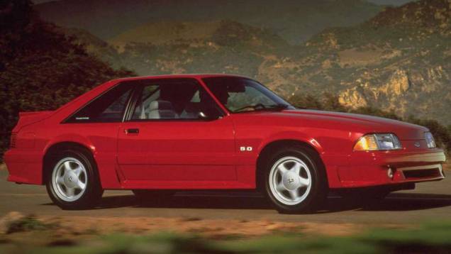 A partir de 1987, o Mustang ganhou uma dianteira mais "bicuda", de olho em uma melhor aerodinâmica