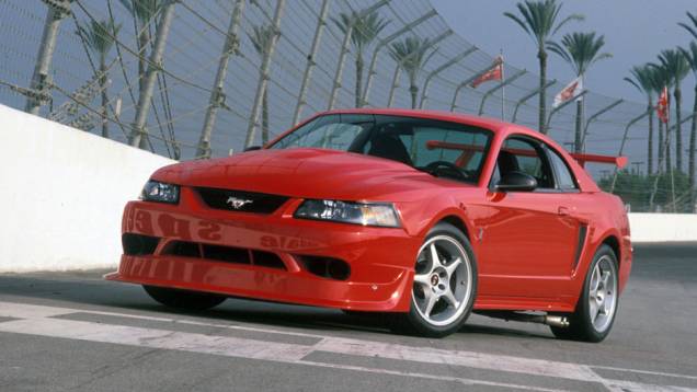 Em 1999, o carro ganhou contornos mais angulosos, perdendo parte da harmonia do estilo original; na foto, um Mustang Cobra R dos anos 2000