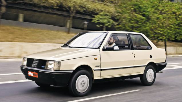 Fiat Premio: Derivado do Uno, o sedã estreou em 1985 com a missão de substituir o Oggi. O projeto moderno e o amplo porta-malas de 444 litros conquistaram motoristas até 1996, quando o modelo passou a vir da Argentina como Duna