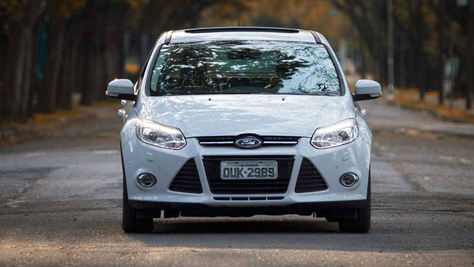 A frente &eacute; moderna, mas mudar&aacute; em breve na Europa para se adequar &agrave; nova identidade visual da Ford | <a href="https://quatrorodas.abril.com.br/carros/lancamentos/novo-ford-focus-sedan-755333.shtml" rel="migration">Leia mais</a>