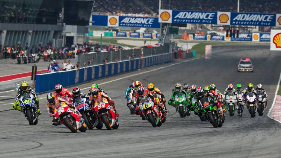 Momento da largada do Gp da Malásia | <a href="https://quatrorodas.abril.com.br/moto/noticias/motogp-marquez-vence-pela-12a-vez-807821.shtml" rel="migration">Leia mais</a>