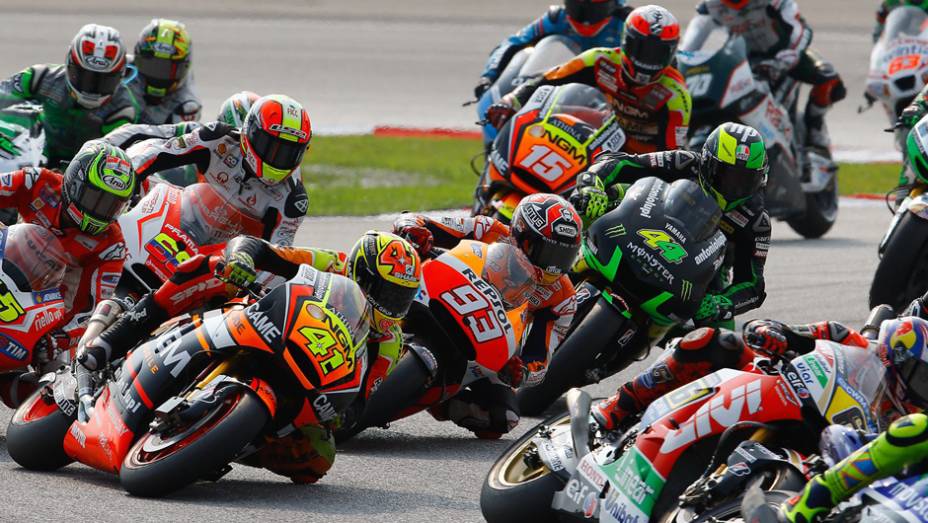 Primeiras curvas com muita disputa | <a href="https://quatrorodas.abril.com.br/moto/noticias/motogp-marquez-vence-pela-12a-vez-807821.shtml" rel="migration">Leia mais</a>