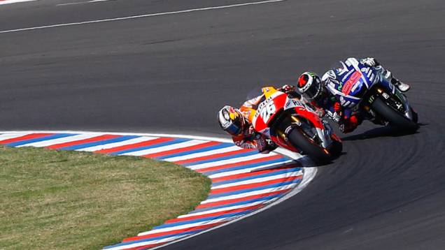 Faltando duas voltas, Pedrosa ganha a segunda posição de Lorenzo | <a href="https://quatrorodas.abril.com.br/moto/noticias/marquez-show-vence-terceira-ano-780924.shtml" rel="migration">Leia mais</a> Faltando duas voltas, Pedrosa ganha a segunda posição de Lorenzo | <a href="https://quatrorodas.abril.com.br/moto/noticias/marquez-show-vence-terceira-ano-780924.shtml" rel="migration">Leia mais</a>