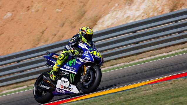 Valentino Rossi completa a segunda fila | <a href="https://quatrorodas.abril.com.br/moto/noticias/motogp-marquez-crava-11a-pole-ano-802760.shtml" rel="migration">Leia mais</a>