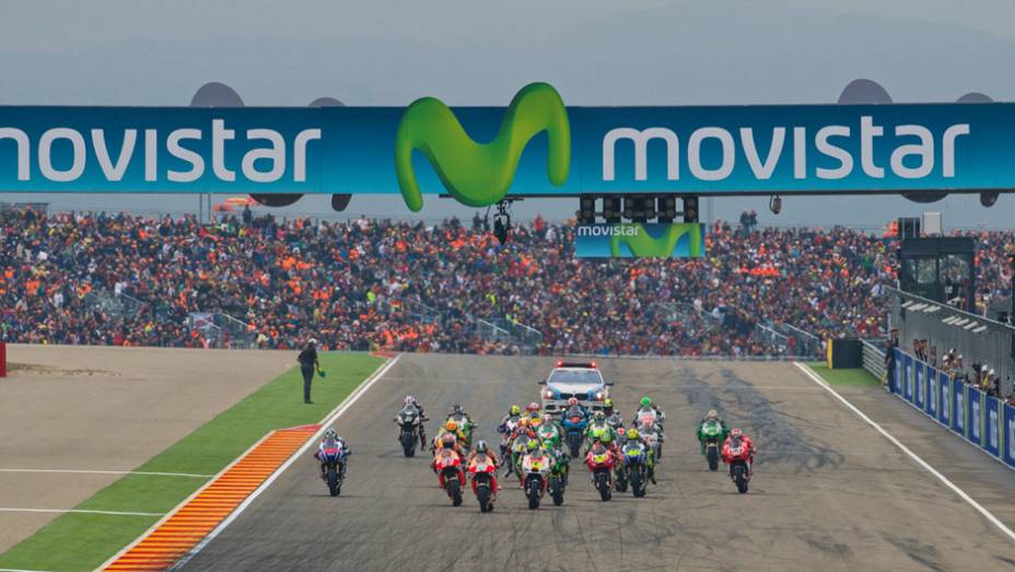 Momento da largada | <a href="https://quatrorodas.abril.com.br/moto/noticias/lorenzo-vence-prova-numero-800-motogp-802800.shtml" rel="migration">Leia mais</a>