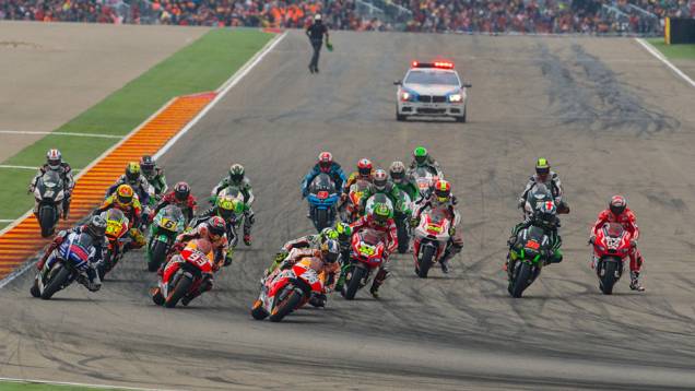 Motos tenta achar a melhor tangencia para a primeira curva | <a href="https://quatrorodas.abril.com.br/moto/noticias/lorenzo-vence-prova-numero-800-motogp-802800.shtml" rel="migration">Leia mais</a>