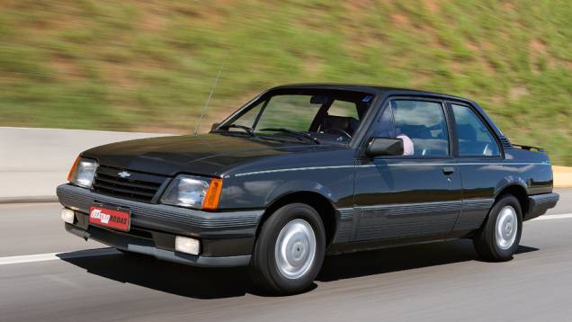 Chevrolet Monza 500 E.F: lançado em 1990, ela trazia as iniciais de Emerson Fittipaldi e tinha apelo tecnológico, sendo o primeiro modelo GM a sair de fábrica com injeção eletrônica Chevrolet Monza 500 E.F: lançado em 1990, ela trazia as iniciais de Emerson Fittipaldi e tinha apelo tecnológico, sendo o primeiro modelo GM a sair de fábrica com injeção eletrônica