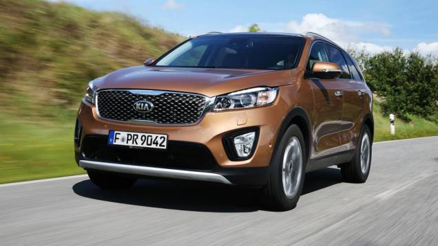 Totalmente renovado, ele preserva a grade frontal que virou identidade visual da Kia | <a href="https://quatrorodas.abril.com.br/noticias/saloes/paris-2014/kia-sorento-sera-apresentado-salao-paris-798452.shtmll" rel="migration">Leia mais</a>