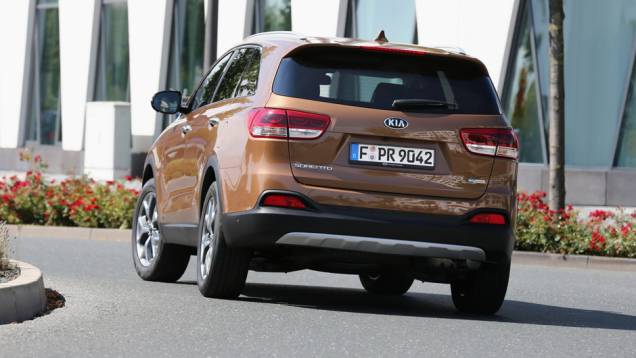 A traseira é mais discreta que a do antigo Sorento | <a href="https://quatrorodas.abril.com.br/noticias/saloes/paris-2014/kia-sorento-sera-apresentado-salao-paris-798452.shtmll" rel="migration">Leia mais</a>