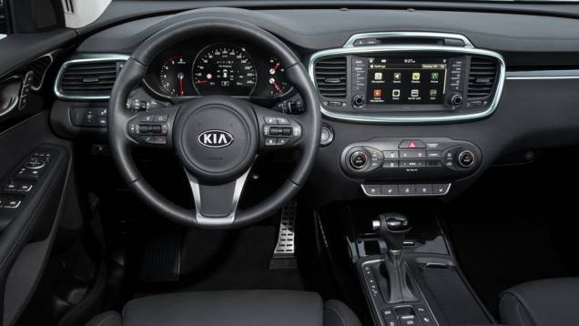 Elegante, o interior tem volante multifuncional e um quadro de instrumentos com o velocímetro centralizado | <a href="https://quatrorodas.abril.com.br/noticias/saloes/paris-2014/kia-sorento-sera-apresentado-salao-paris-798452.shtmll" rel="migration">Leia mais</a>