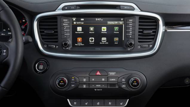 A central multimídia tem tela touchscreen e os comandos do ar-condicionado são digitais | <a href="https://quatrorodas.abril.com.br/noticias/saloes/paris-2014/kia-sorento-sera-apresentado-salao-paris-798452.shtmll" rel="migration">Leia mais</a>