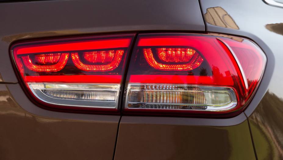 Com um toque alemão, as lanternas lembram modelos da Volkswagen | <a href="http://quatrorodas.abril.com.br/noticias/saloes/paris-2014/kia-sorento-sera-apresentado-salao-paris-798452.shtmll" rel="migration">Leia mais</a>