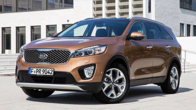 O novo modelo é 80 milímetros mais longo e 15 milímetros mais baixo que seu antecessor | <a href="https://quatrorodas.abril.com.br/noticias/saloes/paris-2014/kia-sorento-sera-apresentado-salao-paris-798452.shtmll" rel="migration">Leia mais</a>