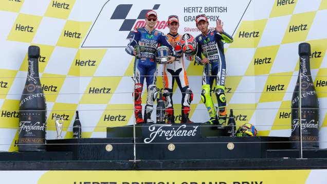 A dupla da Yamaha, Jorge Lorenzo e Valentino Rossi, fizeram companhia a Marc Márquez, vencedor da etapa da Inglaterra | <a href="https://quatrorodas.abril.com.br/moto/noticias/marquez-batalha-lorenzo-vence-gp-inglaterra-798447.shtml" rel="migration">Leia mais</a>