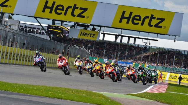 Largada do GP da Inglaterra | <a href="https://quatrorodas.abril.com.br/moto/noticias/marquez-batalha-lorenzo-vence-gp-inglaterra-798447.shtml" rel="migration">Leia mais</a>