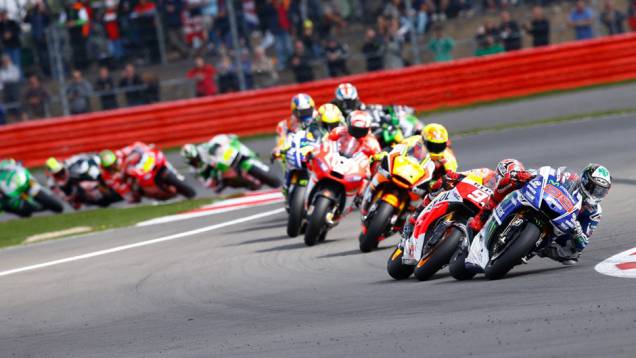 Lorenzo tomou a ponta logo na saída | <a href="https://quatrorodas.abril.com.br/moto/noticias/marquez-batalha-lorenzo-vence-gp-inglaterra-798447.shtml" rel="migration">Leia mais</a> Lorenzo tomou a ponta logo na saída | <a href="https://quatrorodas.abril.com.br/moto/noticias/marquez-batalha-lorenzo-vence-gp-inglaterra-798447.shtml" rel="migration">Leia mais</a>