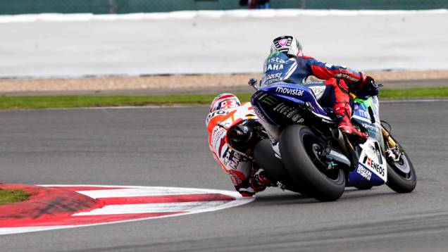 Momento crucial da prova: Márquez ultrapassa Lorenzo, com direito a leve toque | <a href="https://quatrorodas.abril.com.br/moto/noticias/marquez-batalha-lorenzo-vence-gp-inglaterra-798447.shtml" rel="migration">Leia mais</a>