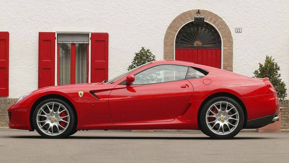 O motor 6.0 V12 entrega 612 cv, fazendo do esportivo a Ferrari mais potente j&aacute; produzida na hist&oacute;ria | <a href="https://quatrorodas.abril.com.br/carros/impressoes/conteudo_166081.shtml" rel="migration">Leia mais</a>