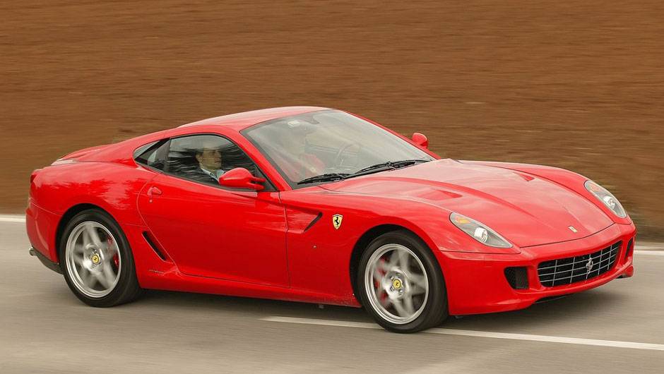 S&atilde;o necess&aacute;rios 3,7 segundos para o carro ir de 0 a 100 km/h; a velocidade m&aacute;xima &eacute; de 328 km/h | <a href="https://quatrorodas.abril.com.br/carros/impressoes/conteudo_166081.shtml" rel="migration">Leia mais</a>